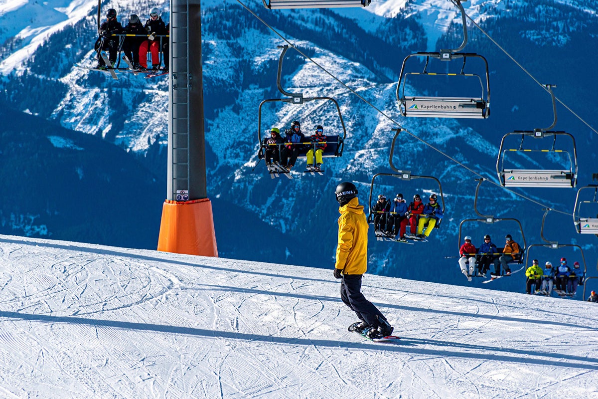Ski and Snowboard Airline Luggage Policies [For 75 Major Airlines]