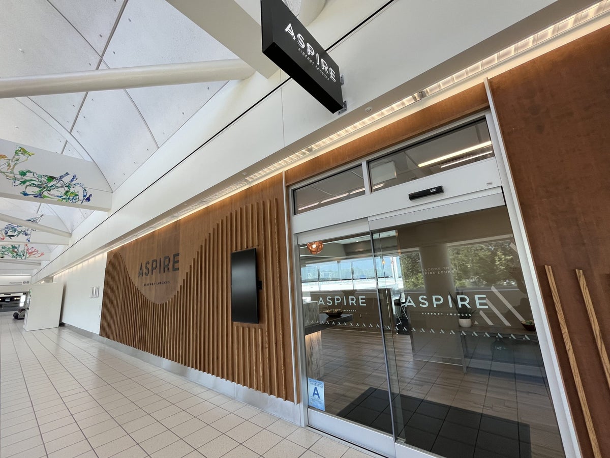 Aspire Lounge Ontario T4
